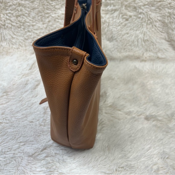 G.H. Bass & Co caramel vegan leather tote bag with navy blue crossbody strap - Picture 12 of 16
